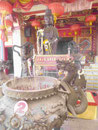 Guanjin vor Räucherkessel im chinesischen Tempel auf Phuket, Thailand