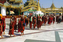 Burmesische Mönche an der Swedagon-Pagode in Yangon, Myanmar (Burma)