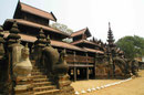 Das alte Yoke-Son Kloster mit Teakholz-Schnitzereien,  Myanmar (Burma)