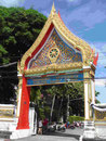 Der Eingang zum Wat Puttamongkon in Phuket-Town, Thailand
