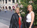 meine Schwester und ich vor der Arena