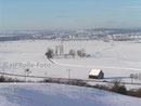 Der Dorfgraben schlängelt sich durch die Winterlandschaft