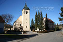 Kirche mit Pfarrhaus in Aasen