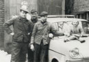 Die Installationsfirma Hermann Abels v.l.n.r. Otto Abels, Günter Deinert, Klempnermeister Hermann Abels, Marion Abels Im Hof Körner Hellweg 34 -  Fotografie 1961