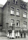 Familie Steineshoff vor ihrem Haus Düsterstr. 9 - Fotografie 1911