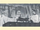 Altarweihe durch Kardinal König, 1973 (links Pfarrer Karl Maurer, rechts Kaplan Anton Berger)