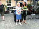 Frau Kerner überreicht Frau Dr. Mehler von den Augustinusschwestern einen Blumenstrauß für ihre Gastfreundschaft