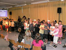 Die Kinder der 2. Klasse sangen als "Welt-Uraufführung" das Lied: "Es ist nicht leicht ein Schulkind zu sein"