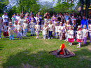 Foto: Otto Kindermann, die Kinder vom Weltkinderhaus stellen sich für die Tanz-Vorführung auf