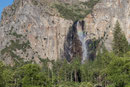 Der fast 200 Meter hohe Bridalveil Fall zersteubt mit dem Wind das Wasser von Sekunde zu Sekunde anders zu einem feinen Schleider. Daher der Name.