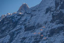 Die Fliegerstaffel und im Hintergrund das Schreckhorn (Ausschnitt-Bild; Distanz zu den Flugzeugen wohl zwei Kilometer)
