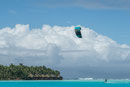 Eine Kite-Surfer ... Aitutaki ist ideal zum Schnorcheln und Tauchen ... anders (vor allem Motorgetriebenes) wird kaum angeboten. Kein Wasserski, keine Jetski ... Ruhe ist angesagt. Auch am Abend. Die Hotelbar schliesst um 21.00. 