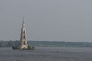 Der Glockenturm der im Uglitscher Stausee verschwundenen Stadt Kaljasin