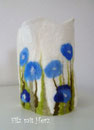 WINDLICHT-HÜLLE MIT BLAUEN BLÜTEN- FILZ MIT HERZ