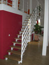 Treppe pulverbeschichtet weiss mit Holzstufen