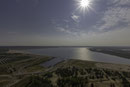Blick über den 55 m tiefen Bergheidersee (Flutung 2001-2012) mit der Rampe für die Ausfahrt der Museums-F60 aus der Grube des ehemaligen Tagebaus Klettwitz Nord. Der See ist hauptsächlich von einem Naturschutzgebiet umgeben.