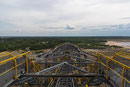 Blick vom höchsten Punkt aus über die ganze Länge der Abraumförderbrücke F60 Richtung Windpark bei Grossräschen