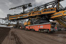 Eimerkettenbagger Es 3750-1308 für Hochschnitt mit Dieselrückmaschine und baggerseitigem Fahrwerk im Hintergrund