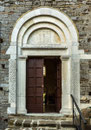 San Giovanni in Venere, portale del chiostro.