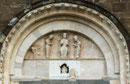 San Giovanni in Venere, lunetta e architrave portale della Luna. Gesù in trono con la Vergine e San Giovanni. In basso: San Benedetto nella buca