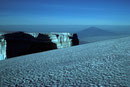 Blick vom Gipfel zum Mount Meru  4562m, der 70 km entfernt ist.