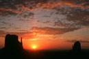 Sonnenaufgang mit West Mitten Butte und East Mitten Butte - Tele -