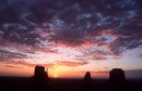 Sonnenaufgang mit West Mitten Butte, East Mitten Butte und Merrick Butte 