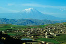 Ararat  5165 m und Dogubeyazit 1625 m