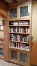 bibliothèque en frêne, porte vitrée 