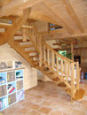 escalier limon central avec marches d'essences différentes