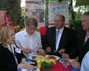 Nachts beim Essen am eigenen Stand (Sponsoring). Am Tisch  Minister Hans-Heinrich Ehlen aus Niedersachsen und Helga Karl, Konzept und Standbetreuung.  (c) Foto: Helga Karl