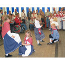 Trachtenverein, Kinder tanzen. B2B-Event, mit 1000 Berliner Verbrauchern zu Gast beim Ferkelzucht-Bauernhof im Emsland. Foto: Helga Karl