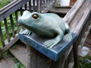 Säulenabdeckung mit modelliertem Frosch