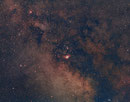 Widefield um Messier 8 und Messier 20 im Sternbild Schütze, Canon EOS 450Da mit 50mm (f/2.8) auf iOptron Skytracker, 17 x 120sec, ISO 800