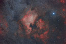 "Nordamerikanebel" (NGC 7000) sowie des "Pelikannebel" (IC 5070) im Feld mit Deneb (Alpha Cyg), Canon Ra an Williams Optics SpaceCat auf 10micron GM 3000HPS, ZWO Duo-Bandfilter, 50x180sec