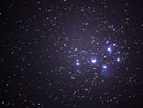 M45 – Plejaden am 25.11.2008, Canon EOS 450D huckepack auf Meade ETX-90 PE, 250 mm, f/5.6, 6 x 1,5 min + 2 x 2,5 min, ISO 1600