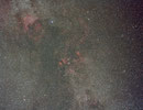 Widefield im Sternbild Schwan, Canon EOS 450Da mit 50mm (f/2.8) auf iOptron Skytracker, 36 x 120sec, ISO 400