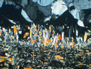 Kontaktzone zwischen Basalt und eingeschlossenem Sandstein (Dünnschliffe-Aufnahme mit gekreuzten Polarisationen; Foto: Dr. Hans-Peter Schertl)