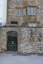 Haus in Lymes Regis (Dorset, England) mit eingemauerten Ammoniten (Foto: E. Klein)