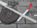 Hydrantenkappe und abgesunkenes Pflaster