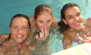 avec Noémie et Afeida en plein papotage piscine!