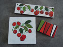 Cerises coordonnées (accroche-torchons, dessous de plat et porte-savon)
