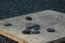 Palet sur planche : Un jeu d’équipe où il faut lancer les palets en fonte sur la planche. Un jeu convivial comme la pétanque    A partir de 10 ans