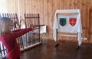 Tir à l'arbalète: jeu d'adresse avec 2 arbalètes en bois. Le but est de toucher les blasons à 7 m 