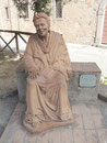aus gebranntem Ton modellierte, sitzende Statue an Nonna Lucia