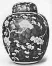 Vase de porcelaine avec fleurs de pruniers, mei houa kouan, couvercle en forme de cloche. Branches de pruniers sauvages sur fond battu bleu éclatant.