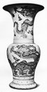 Vase de porcelaine bleue et blanche, dragons à quatre griffes sortant de la mer Marqué au-dessous d'une feuille et d'un cordon.