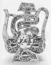 Vase à vin en porcelaine, affectant la forme du caractère cheou. Émaux tendres (« Soft enamels » — Youan ts'ai) de la Famille verte.