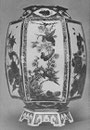 Lanterne de porcelaine hexagonale avec panneaux réticulés, émaux de la famille rose. Médaillons représentant des dames chinoises ; bandes figurant un brocart à fleurs sur fond ouvré.