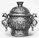 Brûle-parfums avec couvercle. Émail cloisonné. Motifs rituels. Provient du Palais d'Été, près de Pékin.